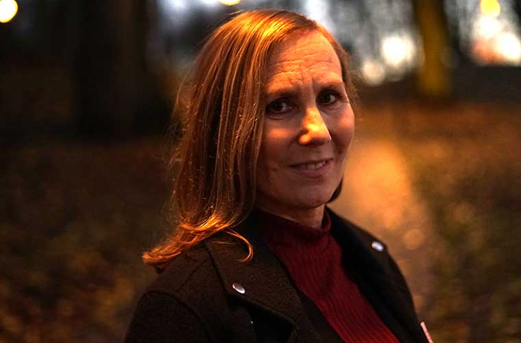 kvinna i höstljus ler