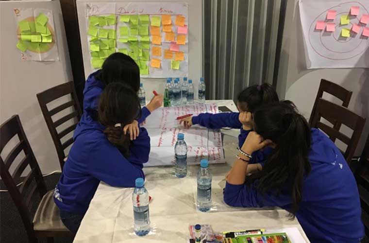 ungdomar i blå tröjor har workshop