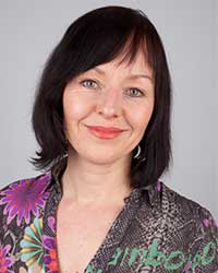 lyckoforskare i blommig kavaj ler