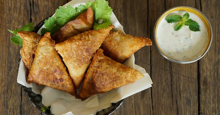 samoa på en tallrik med raita