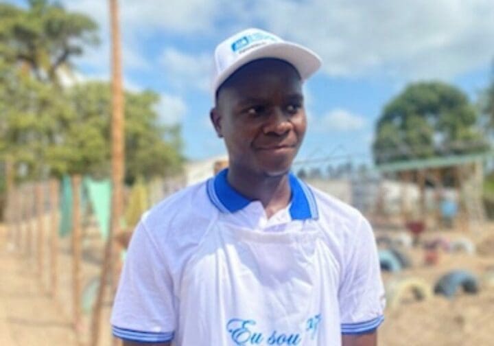 Man vit t-shirt och keps